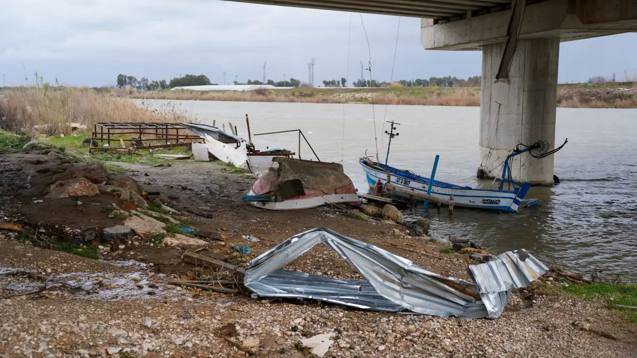 Antalya’da Hortum Dehşeti: İlçeler Savaş Alanına Döndü, Milyonluk Zarar Var! 7